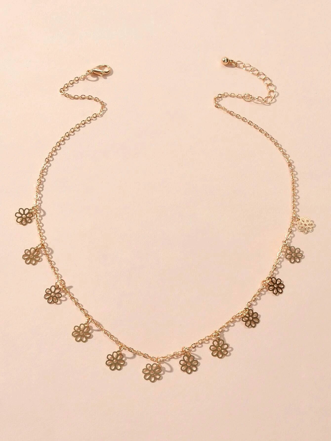 Beautiful minimalist floral pendant chain necklace matching with modern fashion styles.