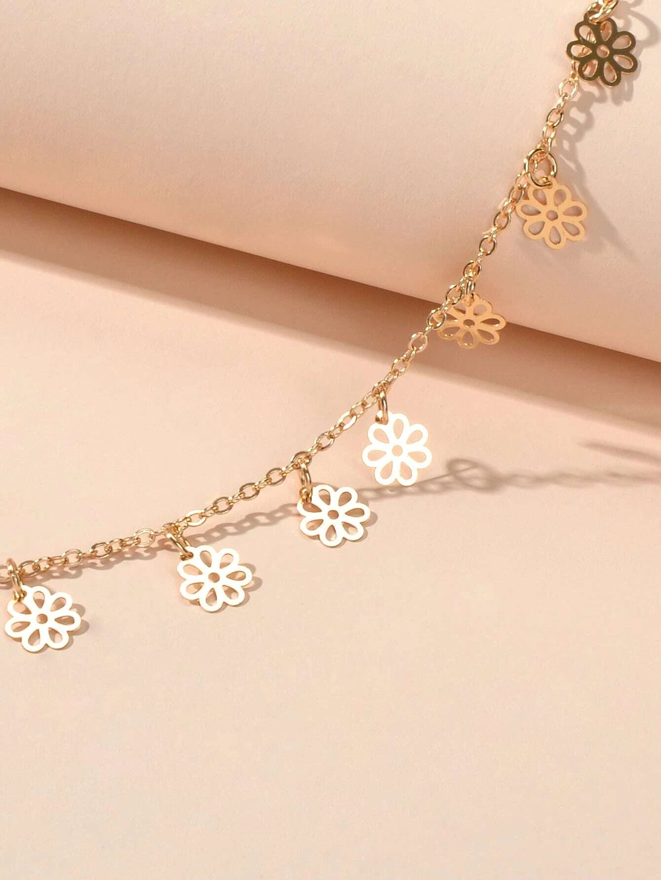 Premium two tone chain necklace with a stylish metallic daisy flower charm pendant.