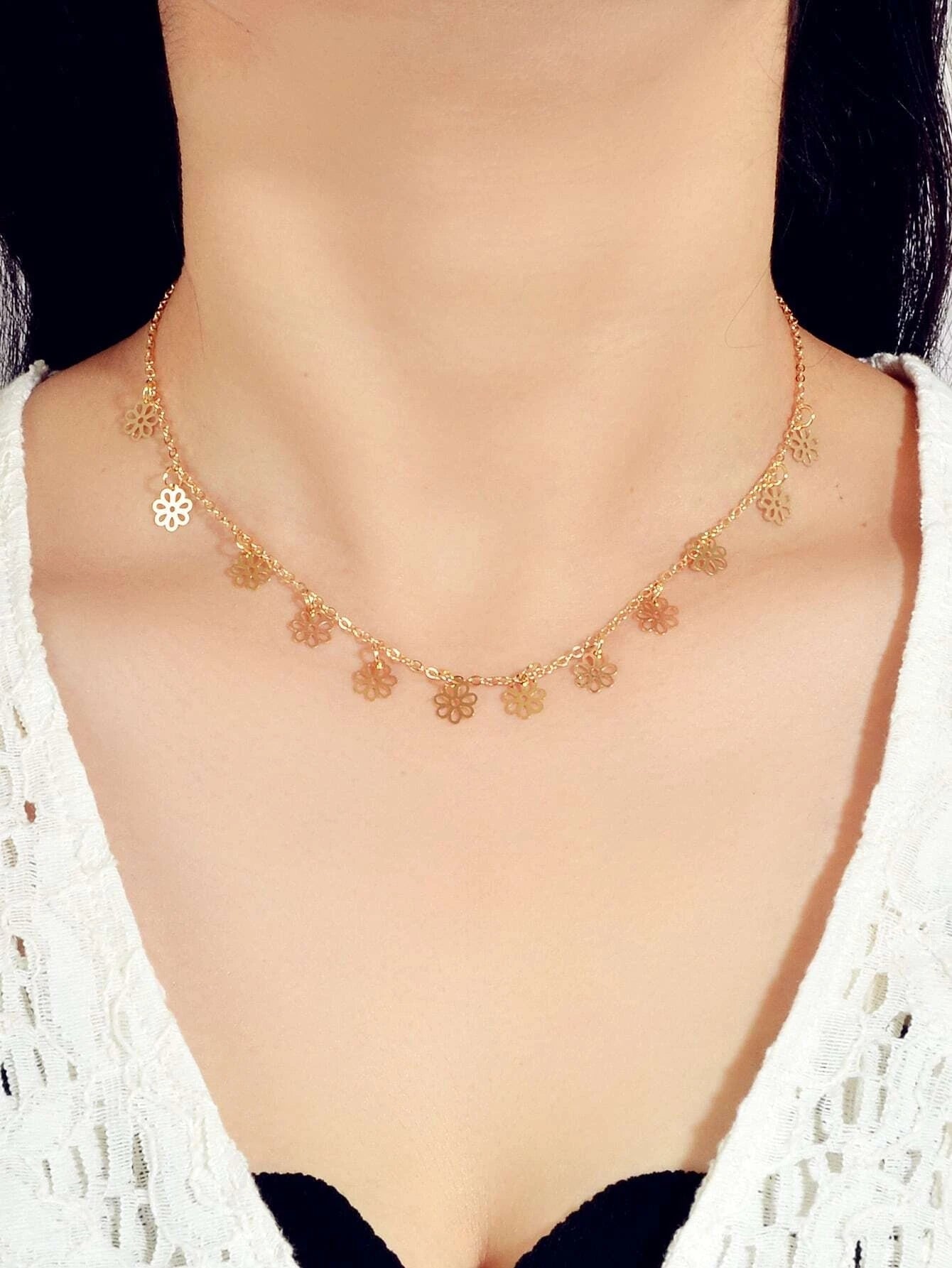 Elegant gold and silver jewelry necklace perfect for daily styling and accessorizing.